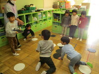 オセロゲームをしている子どもの様子の写真