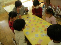 かるたとりの様子の写真