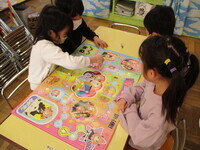 すごろくをしている子ども達の様子の写真