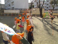 羽根つき遊びをしている子どもの様子の写真