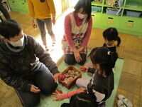 お手玉遊びの様子の写真