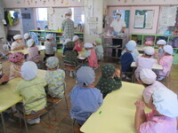調理の説明を聞く子ども達の様子の写真