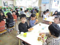 みんなで食べている様子の写真