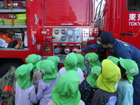 消防車の見学の様子の写真