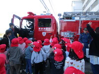 消防車に乗せてもらっている様子の写真