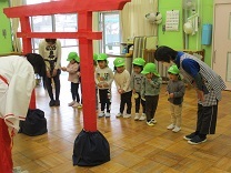 参拝に訪れた3歳児の写真