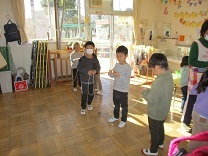 紐ゴマに挑戦中の子どもの写真
