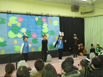 4歳児ぱんだ組劇遊びでおたまじゃくし役の子がセリフを言っている様子の写真