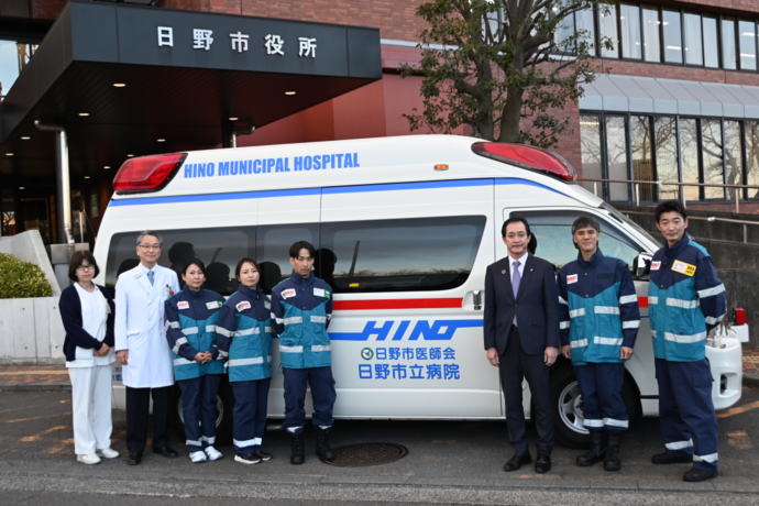 画像:派遣場所に向かう市立病院救急車前で