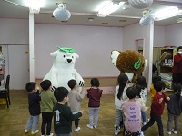 エコアラとエコクマと楽しく踊っている写真