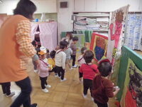 1歳児クラスが豆まきをする様子の写真