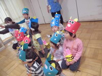 2歳児クラスが節分の話を聞く様子の写真