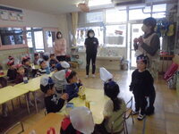 3歳児クラスがかぼちゃボーロを食べる様子の写真