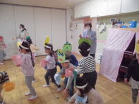 4歳児クラスが豆まきをする様子の写真