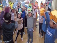 4歳児クラスが鬼退治が終わり喜んでいる様子の写真