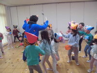 5歳児クラスが鬼退治をする様子の写真