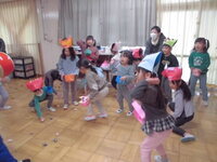 5歳児クラスが豆まきをする様子の写真