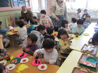 お寿司屋さんで遊んでいる様子の写真