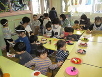 回転すしの様子の写真