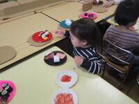 寿司をとろうとしている写真