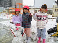 子どもと作った雪だるまの写真
