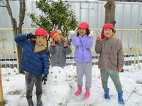 子どもと雪だるまの写真