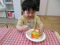 ケーキを食べている子どもの写真