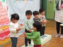 誕生カードをもらう子どもの写真