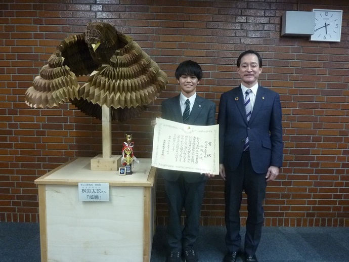 写真:(左)桝渕さん、(右)市長