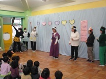 桃太郎の劇をする職員の写真