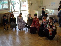 ドキドキしながら入場を待つ卒園児の写真