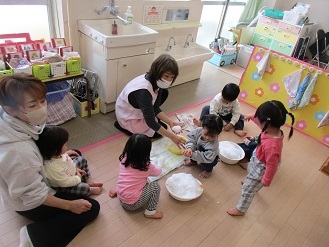 1歳児りす組さんの雪遊びの様子の写真