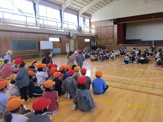 5歳児らいおん組さんの学校交流で話を聞いている様子の写真