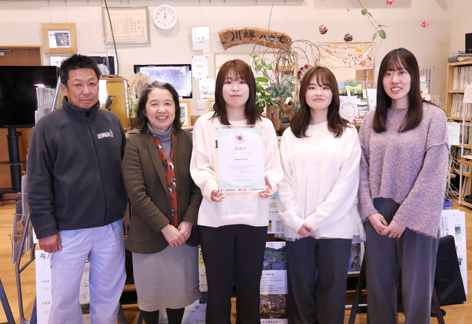 写真:カワセミハウス館長と須賀先生とゼミ生