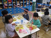 4歳児がリクエスト献立を食べている写真です。