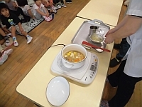 写真:芋汁ができるまでのデモンストレーションの様子