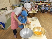 写真:調理をしている4歳児