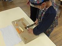 写真:野菜を切っている5歳児