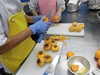 写真:調理員が柿をむいている様子