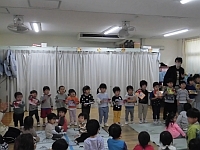 写真:誕生児の紹介の様子