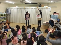 写真:出し物を見ている子どもたち