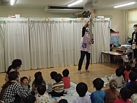 写真:先生の手品の様子