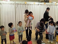 写真:お祝いのうたの様子