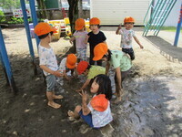 どろんこ遊びのお片付けの様子の写真