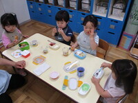 2歳児がお弁当を食べている様子の写真
