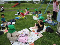 お弁当を食べている様子の写真