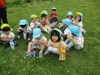 おやつを食べている様子の写真