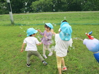 シャボン玉で遊んでいる様子の写真