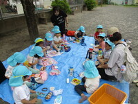 お弁当を食べている様子の写真