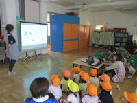 早寝、早きのお話を聞いている子ども達の様子の写真